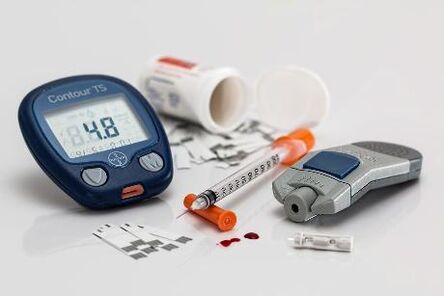 Diabetes erfordert Insulininjektionen und eine tägliche Blutzuckerkontrolle.